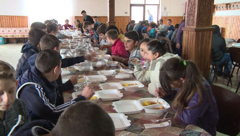 Masă caldă pentru copiii din Polovragi