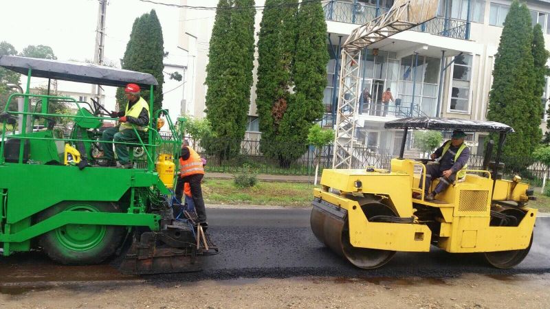 Se asfaltează DN 67 B în zona Târgu-Cărbunești