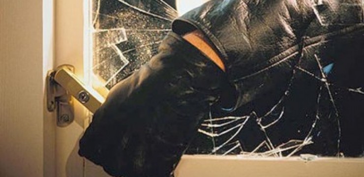 Acuzat la 13 ani că a furat opt sticle de coniac