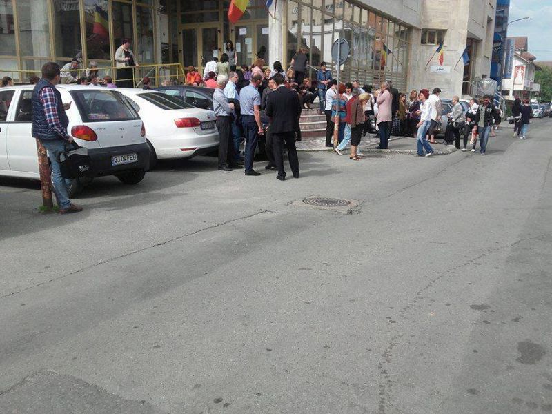 Salariaţii de la Finanţe au protestat în faţa sediului