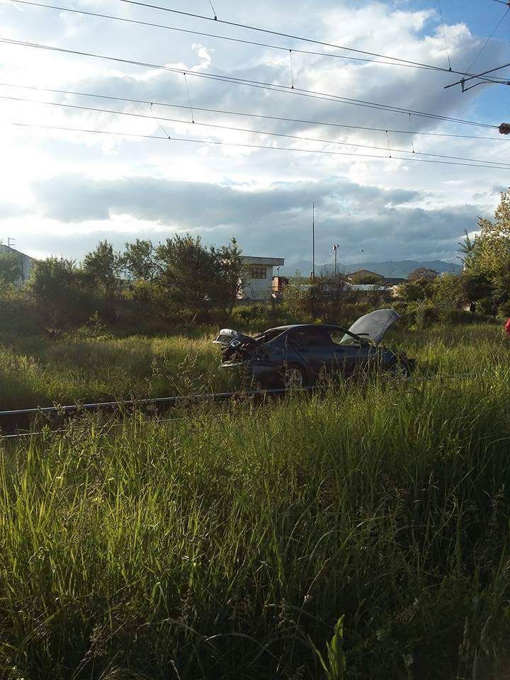 Mașină lovită de tren