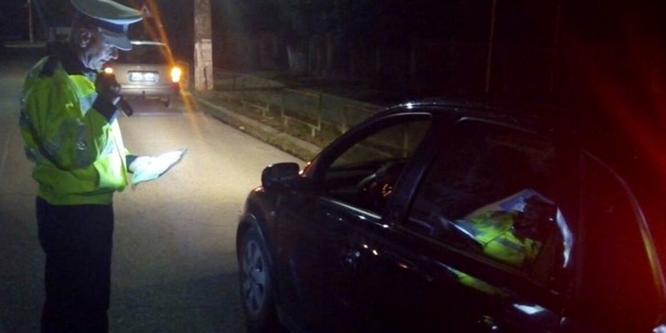 Un-şofer-urmărit-de-poliţie-şi-a-abandonat-maşina-şi-a-fugit.