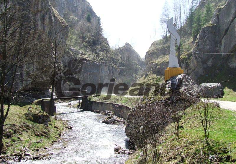 SANCTUARE – Prin lumea bătrânului Rhabon