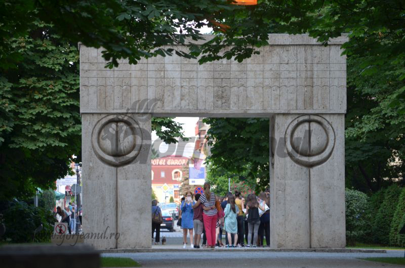 poarta sarutului turisti