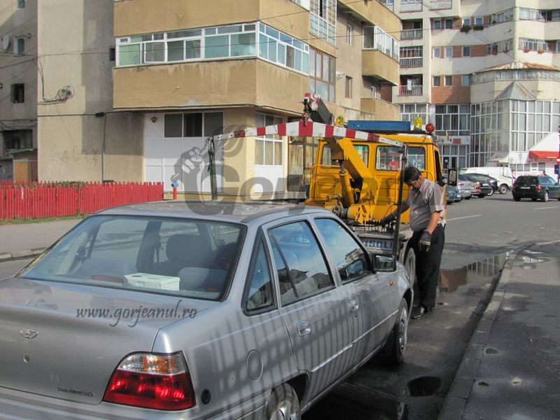 După dezbateri şi consultări, este oficial! – Transloc va ridica, din nou, maşinile parcate neregulamentar, la Târgu-Jiu