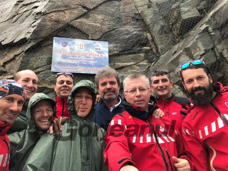 Cel mai înalt punct de pe Transalpina, semnalizat printr-un panou de informare