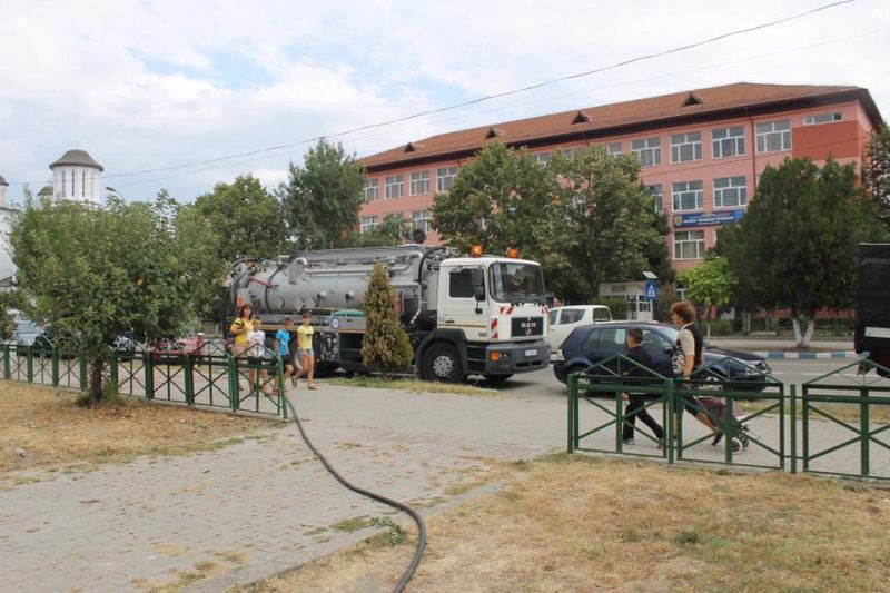 Subsolurile a nouă blocuri din Rovinari, vidanjate