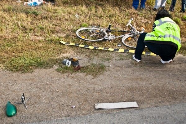 Biciclist beat criță, rănit la Urdari