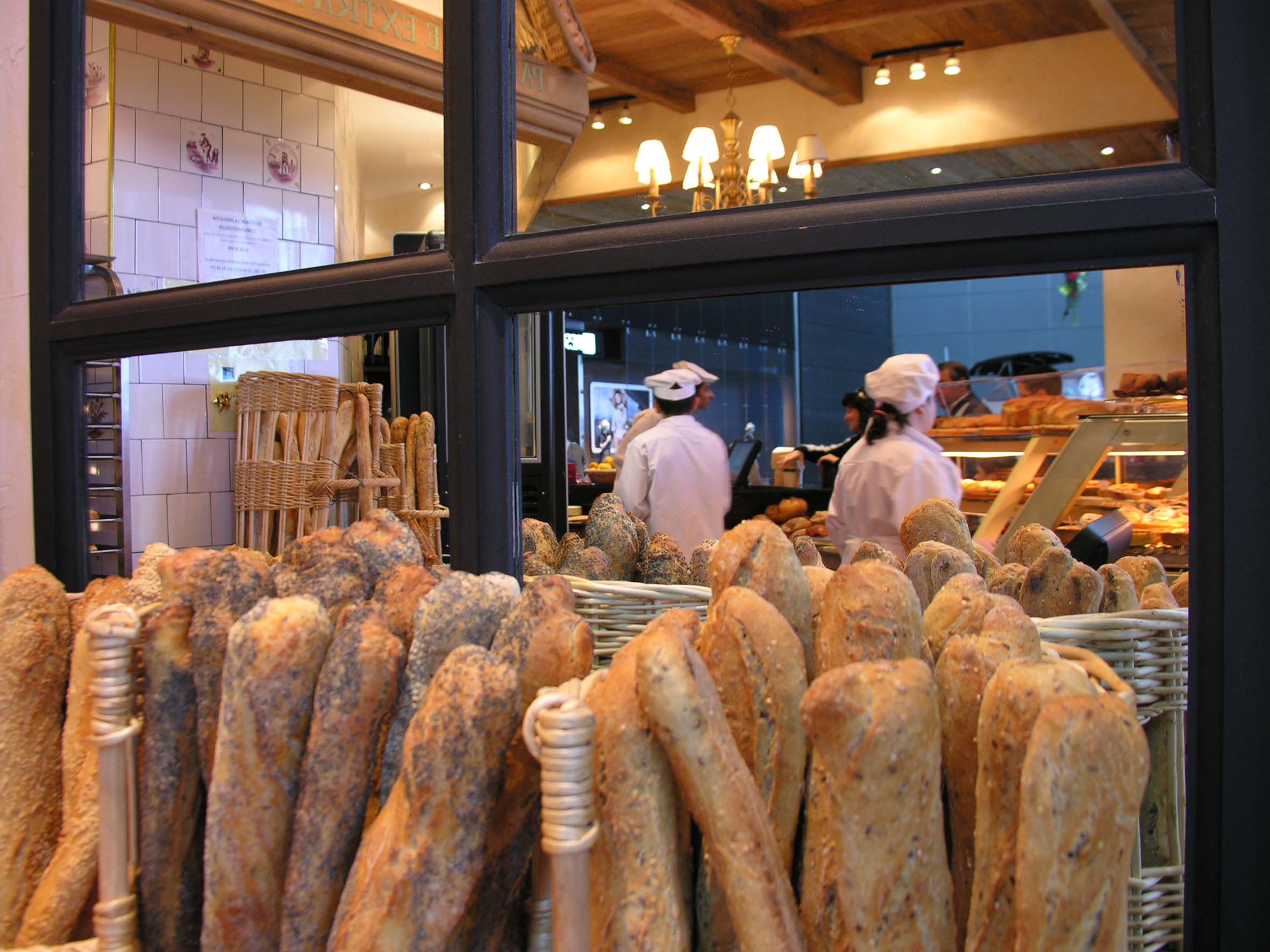 Brutărie din Motru şi o exploataţie comercială din Novaci, amendate de inspectorii DSVSA