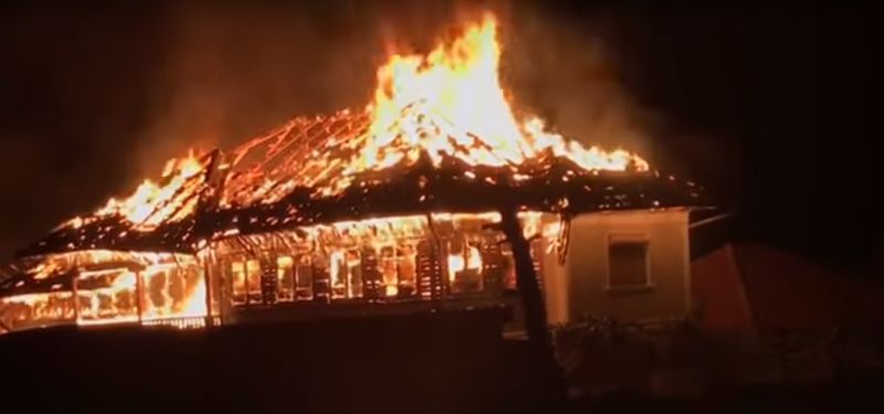 Incendiu de proporţii la Novaci. O casă a ars din temelii