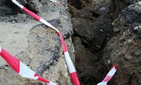 A scăpat cu viaţă după ce a fost prins sub un mal de pământ