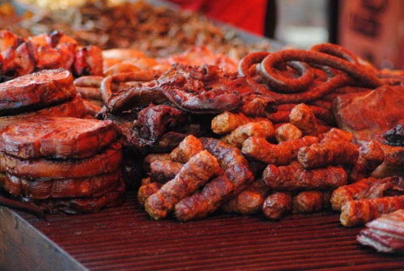 Un supermarket şi două standuri de preparare a produselor la grătar din Peşteana-Jiu, amendate de DSVSA