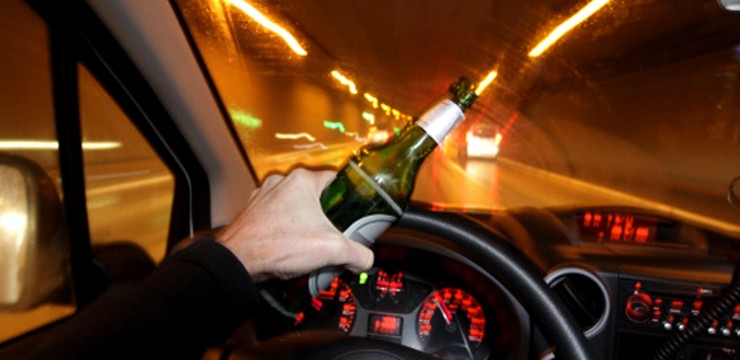 Șofer beat, reținut după ce a lovit autoturismul unui neamț