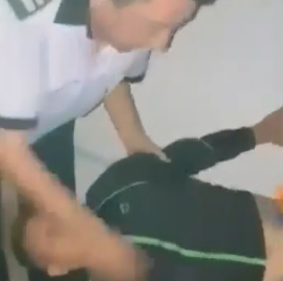 ANCHETĂ LA POLIȚIE! Doi agenți din Mătăsari, filmați în timp ce târâsc un șofer pe motiv că ar fi consumat alcool