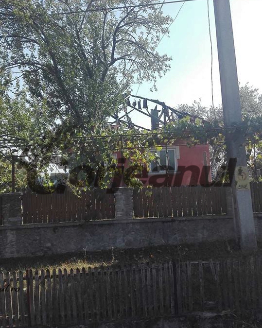 Casa părintească a primarului din Ciuperceni, cuprinsă de flăcări: Edilul se afla în spital