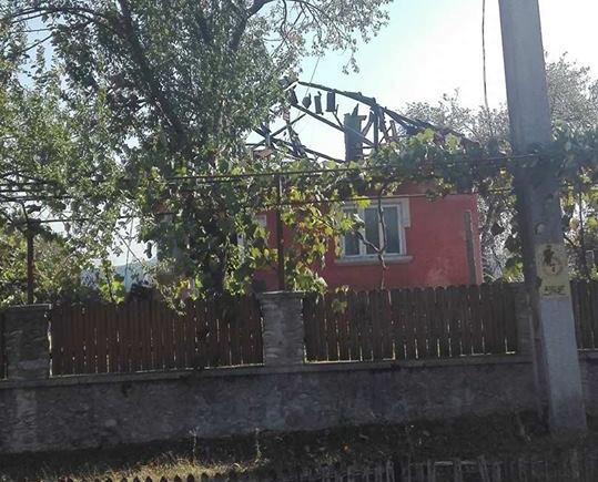Dosar penal după ce casa părintească a primarului din Ciuperceni a luat foc