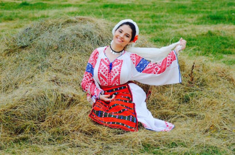 Interpreta gorjeancă Roxana Croitoru, la Festivalul Naţional de Folclor “Strugurele de Aur”