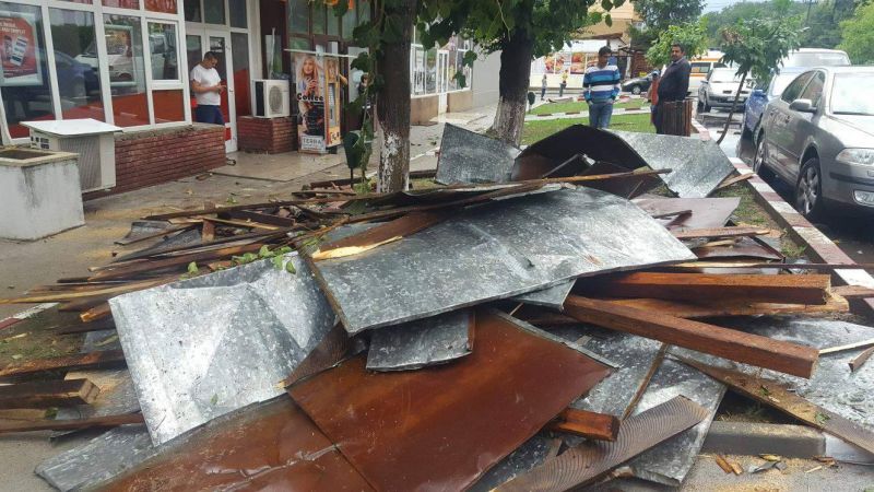 Acoperișuri prăbușite peste șapte mașini, la Târgu-Cărbunești