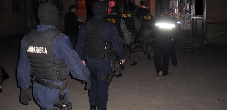 Scandal în fața unui restaurant din Motru, încheiat cu rețineri