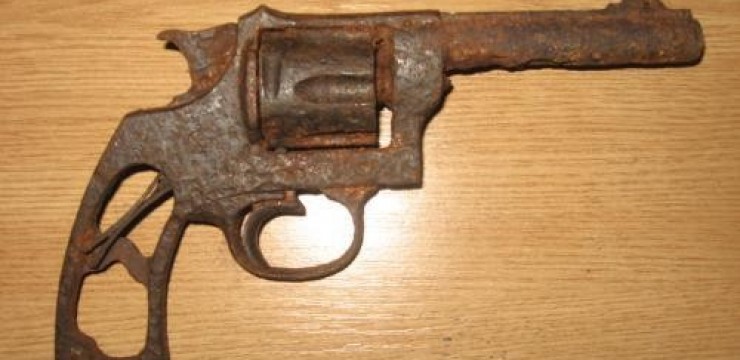 A găsit două arme în timp ce își renova casa