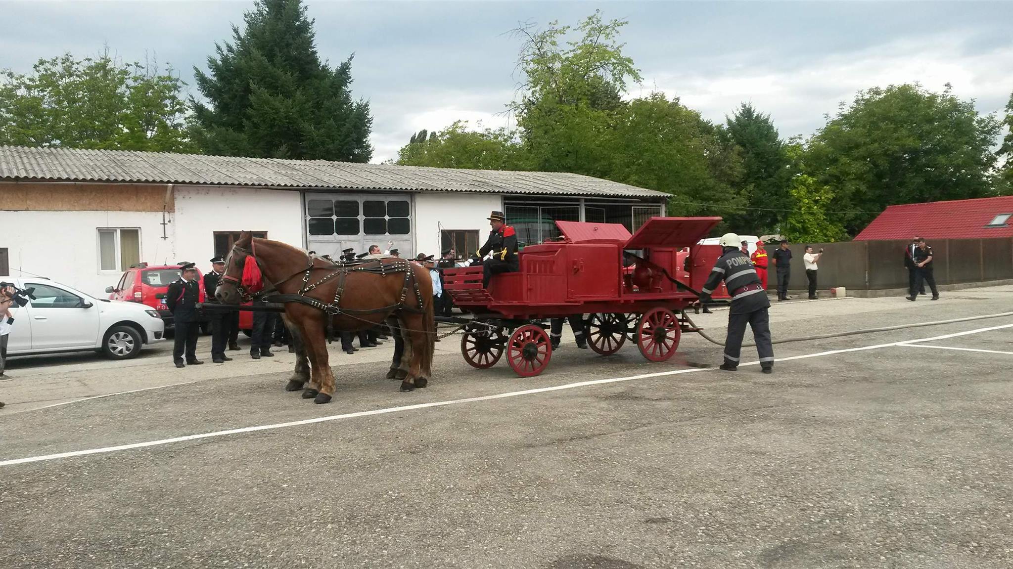 Mașină răsturnată în curtea pompierilor: Misiunea s-a încheiat în aplauze