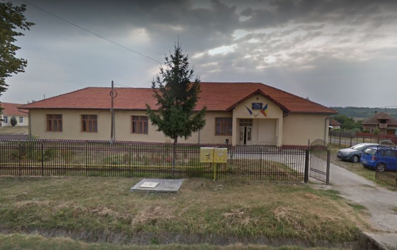 Elev bătut în Școala Gimnazială Albeni de un aparținător! Incidentul, mușamalizat de directorul unității