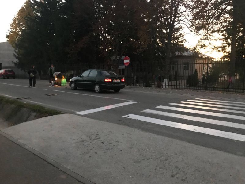 Elevă lovită de o mașină, pe trecerea de pietoni