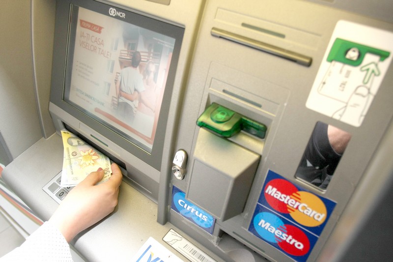 Spărgători de ATM-uri, reținuți după percheziții