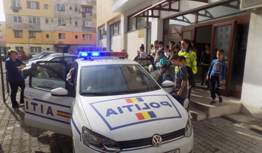 Rechizite școlare oferite de polițiști