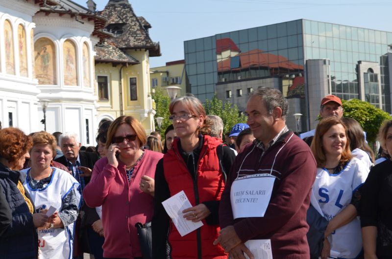 Peste 100 de profesori din Gorj au ieșit la protest