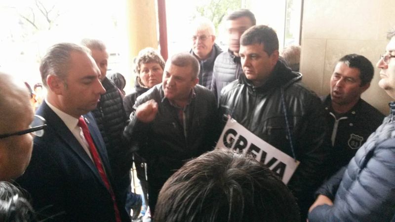 Zeci de angajați ai CEO, în greva foamei