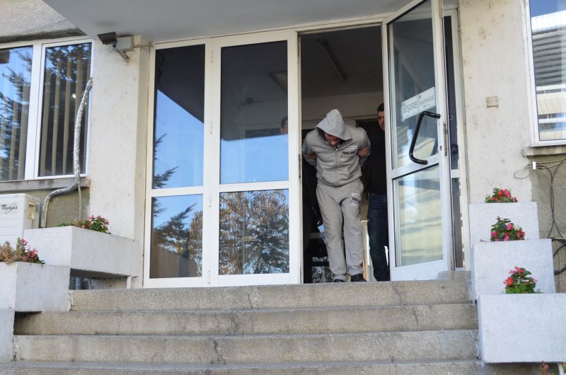 Reținut după ce a spart un geam și a asmuțit câinii pe polițiști