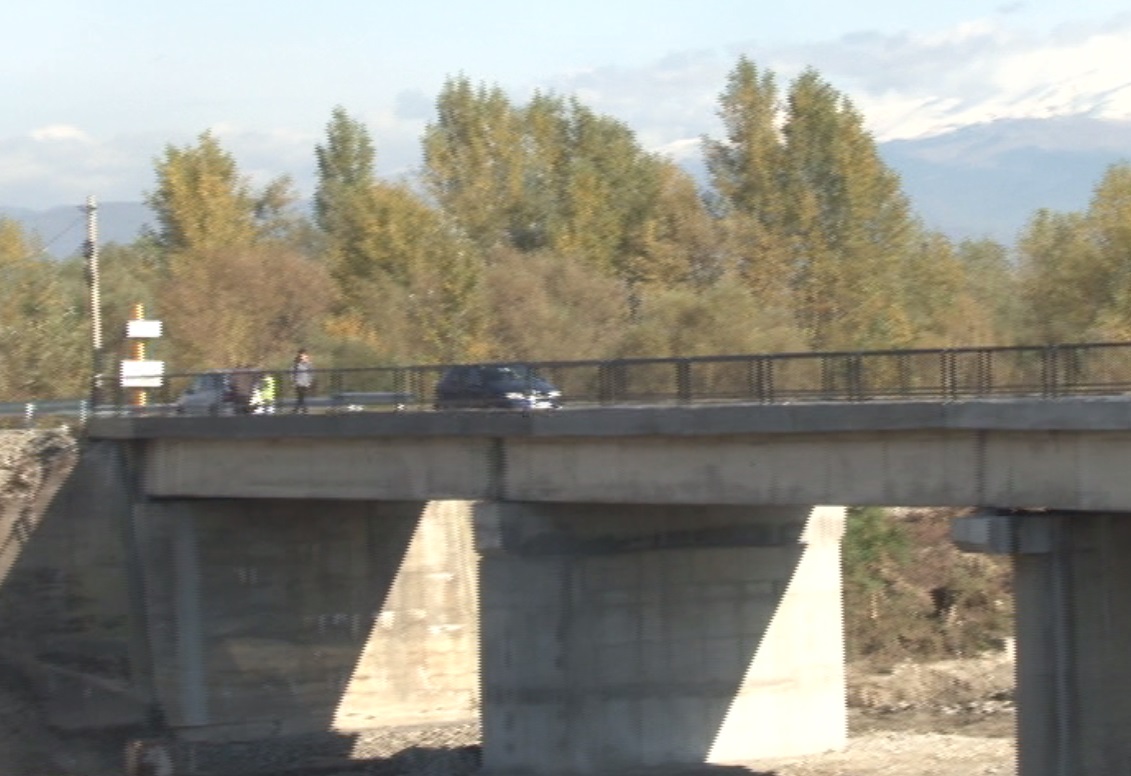 Doi șoferi au ignorat restricția de la Podul Turcinești