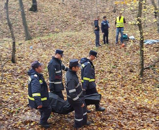 Pensionar prins sub un copac în pădure