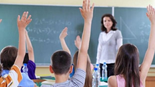 Cozi la casieriile școlilor din Motru: Se dau bursele!