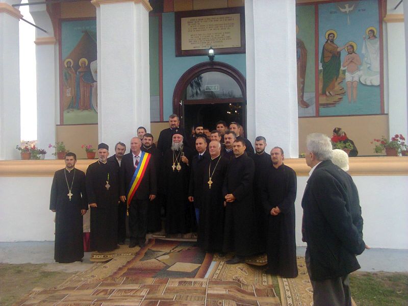 Sfântă Liturghie Arhierească la resfinţirea Bisericii din Parohia Căpreni, Protopopiatul Târgu-Cărbuneşti