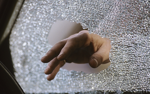 Bărbatul care i-a spart ochelarii unui polițist a făcut un nou scandal la Târgu-Cărbunești