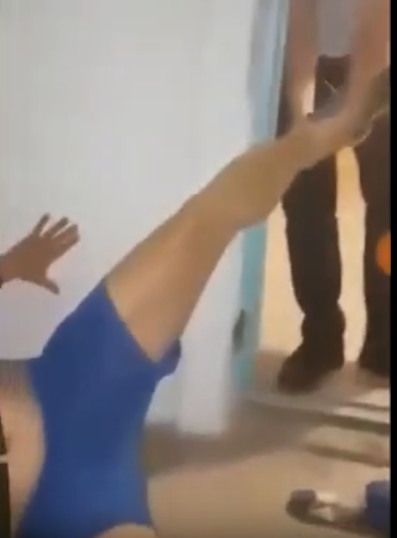 Doi poliţişti din Gorj, sancționați disciplinar după ce au fost filmaţi în timp ce forţau un şofer să intre în secție