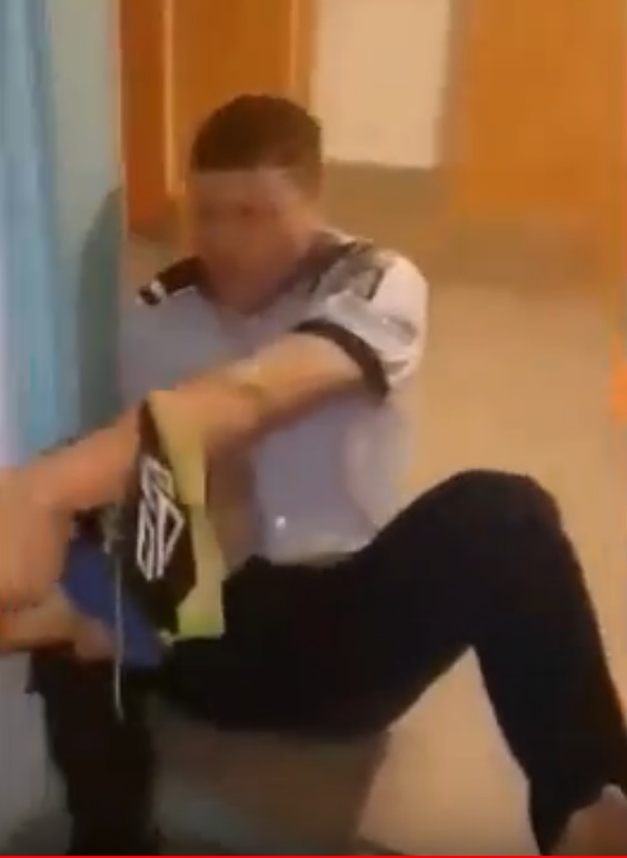 Poliţişti din Gorj, sancţionaţi disciplinar după ce au târât un şofer și l-au forţat să intre în secţie