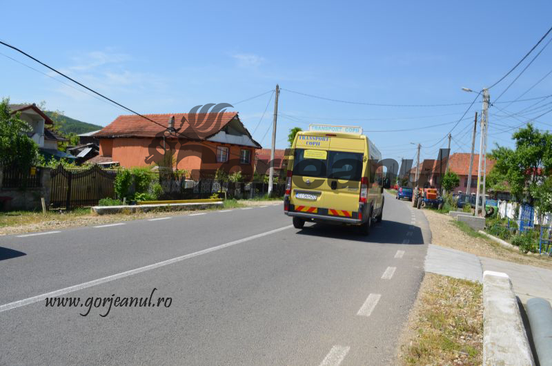 Primăria Hurezani recrutează şofer pentru microbuzul şcolar