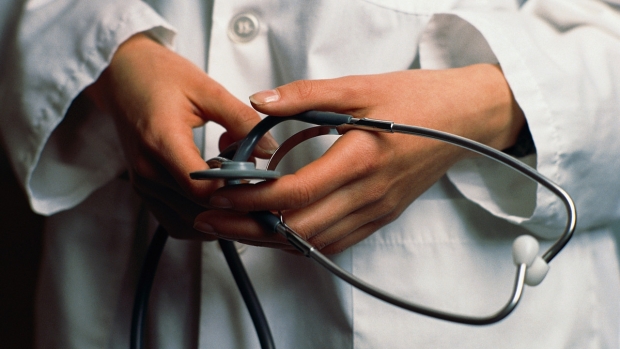 Din cauza deficitului de personal, Creşte vârsta de pensionare pentru medici