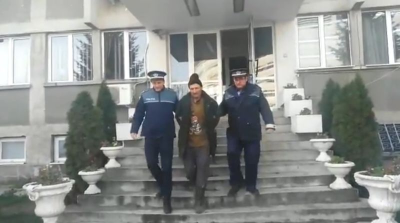 Reținut după ce a incendiat o fânărie