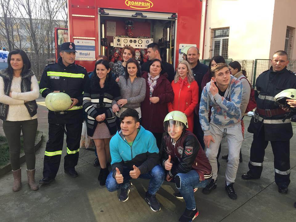 Copiii cu dizabilităţi, vizitaţi de pompieri