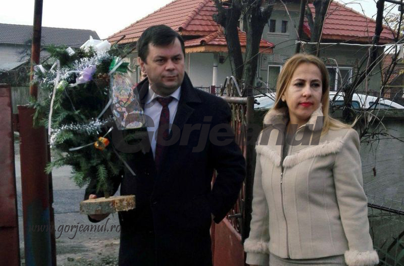 Alimente tradiţionale şi brăduţi împodobiţi pentru 50 de familii din Târgu-Jiu