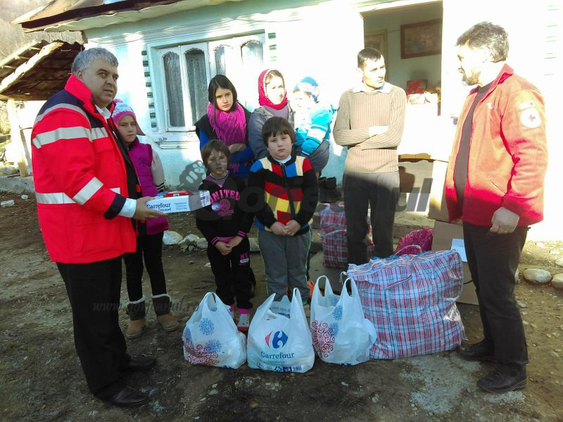 Crucea Roșie, cu cadouri la familia cu șapte copii din Ciocadia