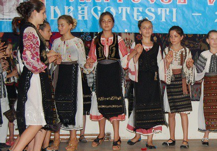 10 copii talentați, pe podium la Festivalul Concurs de Folclor “Nicolae Vlad” din Dragotești