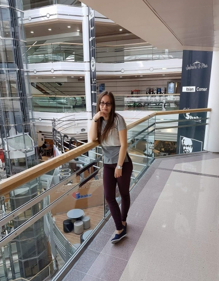 Reacția tinerei care și-a uitat telefonul la baie, în mall-ul din Târgu-Jiu: ”Insistând cu apelurile, mi-a răspuns o doamnă polițist”