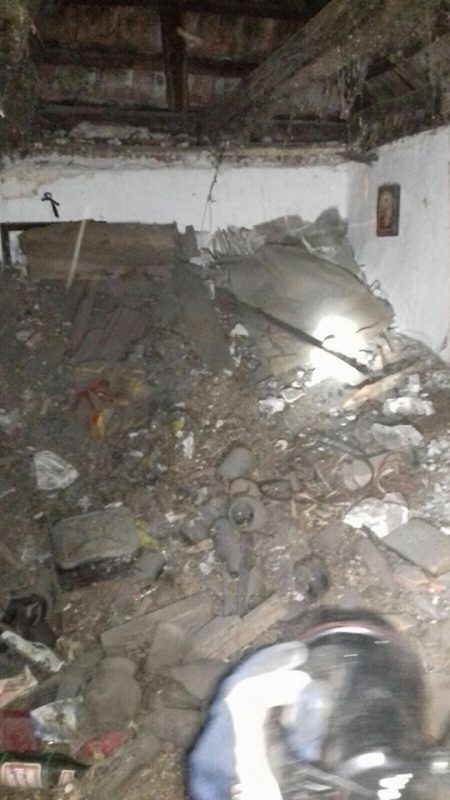 Le-a căzut tavanul în cap