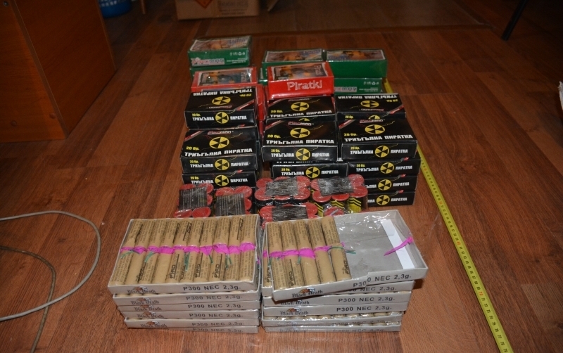 Aproape 100.000 de artificii şi petarde, găsite în casa unui bărbat din Târgu-Cărbuneşti