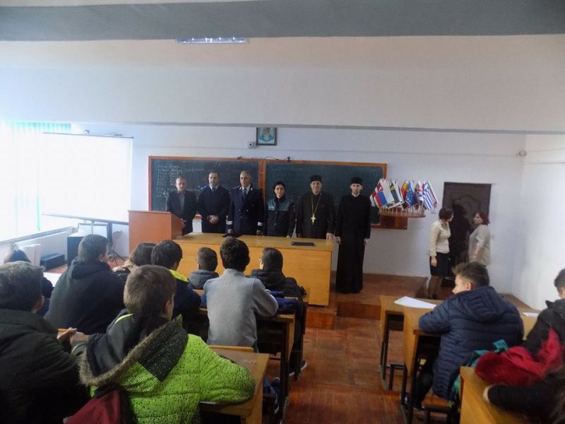 Polițiștii și jandarmii au mers cu preoții la Colegiul Tehnic Motru